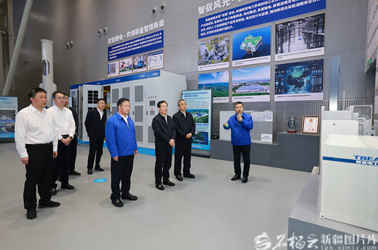 6月1日，自治区党委书记陈小江、自治区主席艾尔肯·吐尼亚孜来到位于昌吉市的特变电工智能电气技术研发中心，了解人工智能在装备制造领域应用成效。石榴云/新疆日报记者 崔志坚摄e