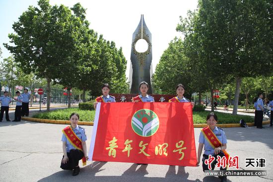 图为北京铁路公安局天津公安处乘警支队京沪高铁女子乘警组民警在大学校园内合影。(北京铁路公安局天津公安处供图) 图为北京铁路公安局天津公安处乘警支队京沪高铁女子乘警组民警在大学校园内合影。(北京铁路公安局天津公安处供图)