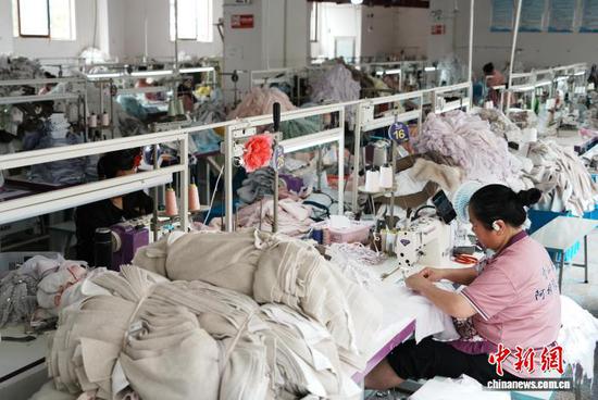6月1日,贵州省雷山县羊排易地扶贫搬迁安置点的阿榜就业帮扶车间,当地搬迁民众正在赶制非洲国家的服装订单。记者 周燕玲 摄 6月1日,贵州省雷山县羊排易地扶贫搬迁安置点的阿榜就业帮扶车间,当地搬迁民众正在赶制非洲国家的服装订单。记者 周燕玲 摄