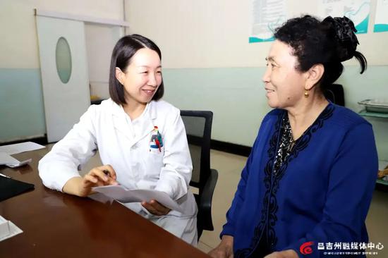 5月21日，辛晓梅为刚做完胃镜的患者解答检查结果。通讯员李慧 摄
