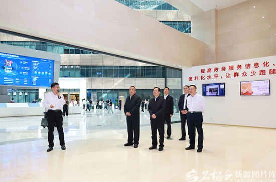 6月1日，自治区党委书记陈小江、自治区主席艾尔肯·吐尼亚孜在乌鲁木齐市政务服务中心，察看“人工智能+政务服务”进展。石榴云/新疆日报记者 崔志坚摄
