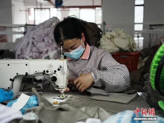 6月1日,贵州省雷山县羊排易地扶贫搬迁安置点的阿榜就业帮扶车间,当地搬迁民众正在赶制非洲国家的服装订单。记者 周燕玲 摄 6月1日,贵州省雷山县羊排易地扶贫搬迁安置点的阿榜就业帮扶车间,当地搬迁民众正在赶制非洲国家的服装订单。记者 周燕玲 摄