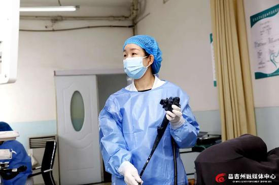 5月20日，辛晓梅为患者做胃镜检查。通讯员李慧 摄