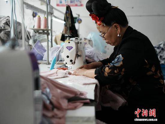 6月1日,贵州省雷山县羊排易地扶贫搬迁安置点的阿榜就业帮扶车间,当地搬迁民众正在赶制非洲国家的服装订单。记者 周燕玲 摄 6月1日,贵州省雷山县羊排易地扶贫搬迁安置点的阿榜就业帮扶车间,当地搬迁民众正在赶制非洲国家的服装订单。记者 周燕玲 摄