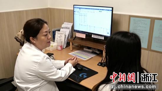 专家在接诊中。受访者供图