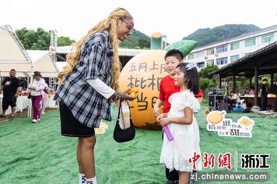 台州市海外传播官与小朋友互动。&nbsp;主办方&nbsp;供图