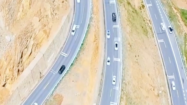 新疆库车：独库公路恢复开通首日车水马龙