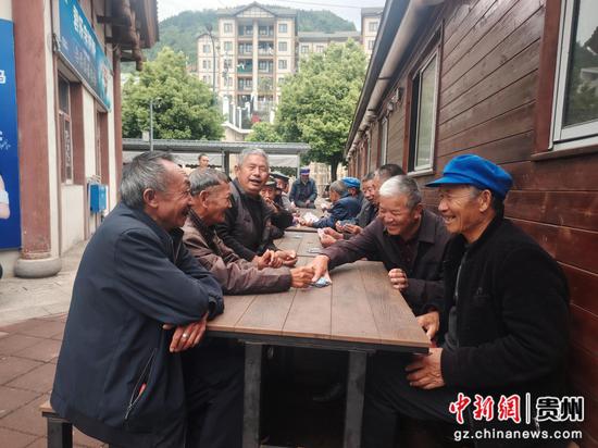 赫章县金银山街道的搬迁老人们在午后惬意谈笑。 刘虹艳 摄