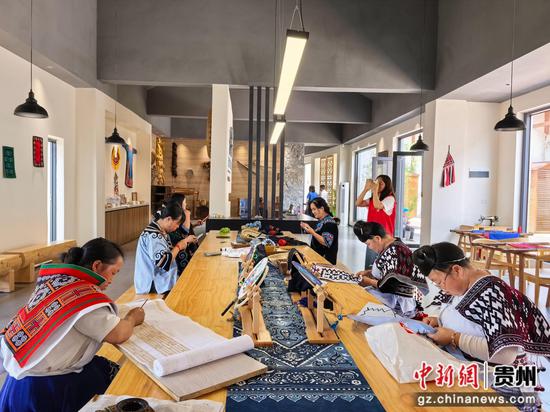 赫章县金银山街道光彩生活空间开展非遗刺绣活动第二期。 受访者供图
