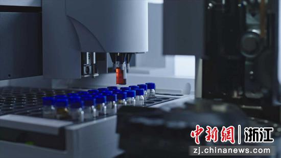 在卢米蓝检测实验室内，气象色谱仪机械臂正在抓取红光材料样品瓶进行自动化监测。黄仁志&nbsp;摄