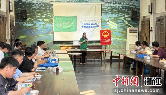 中国计量大学生态法治宣传小队前往乡村开展普法宣讲。主办方供图 中国计量大学生态法治宣传小队前往乡村开展普法宣讲。主办方供图