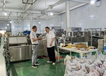 农行客户经理在面条加工车间了解生产情况