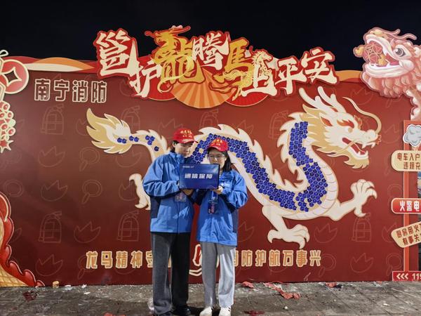 包茜先和小伙伴驻守南宁宾阳炮龙节现场进行网络覆盖监测。陈倩 摄