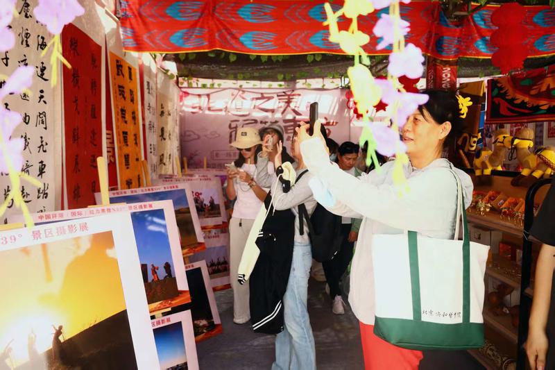 山东聊城游客在展区内打卡。