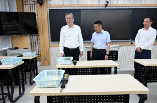 日前，自治区党委副书记、兵团党委书记、政委何忠友在兵团第二中学考点调研检查高考准备工作。兵团日报全媒体记者 张鑫 摄