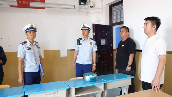 防火监督员到克拉玛依市第十三中学开展消防检查。