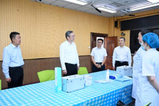 日前，自治区党委副书记、兵团党委书记、政委何忠友在十一师第四中学考点调研检查高考准备工作。兵团日报全媒体记者 张鑫 摄