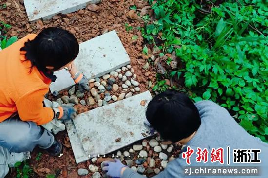 郭为民和冯慧川在杭州西湖吉庆山深处的荒坡上修路。受访者 供图 郭为民和冯慧川在杭州西湖吉庆山深处的荒坡上修路。受访者 供图