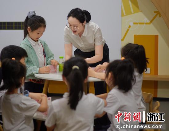 近日，温州银行各支行开展“六一”儿童节主题活动。李丽&nbsp;供图