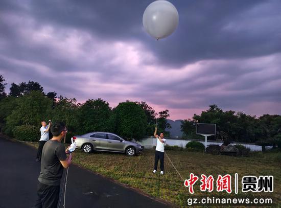 小球探空应急分队正在放飞探空小球。李明元摄