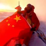 新疆高中生再登珠峰！父亲山顶连线第一句话：“国旗展示完了吗？”