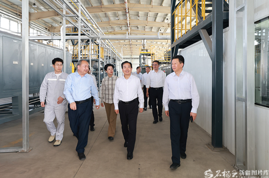 6月4日，自治区党委书记陈小江在哈密富油煤研究院中试基地，察看富油煤清洁高效利用科技研发和成果转化等成效。天山网-新疆日报记者 崔志坚摄e