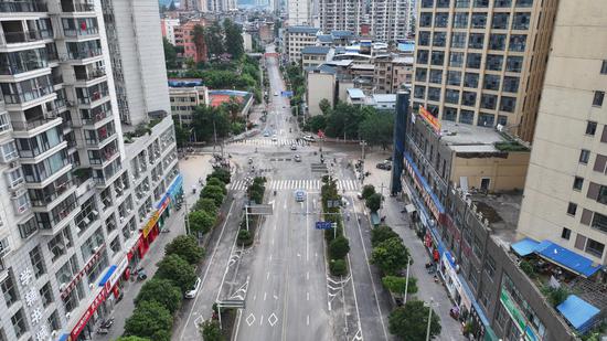 冲洗干净的路面