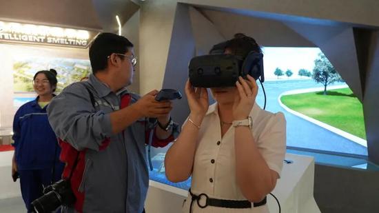 大家体验VR实景操作。 陆雷 摄3