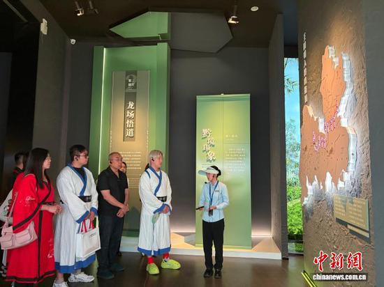 图为台青在贵州修文参观王阳明纪念馆。记者 周燕玲 摄