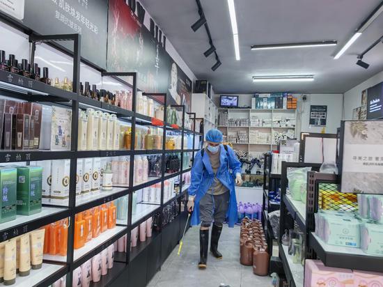 卫生防疫人员正开展环境消杀