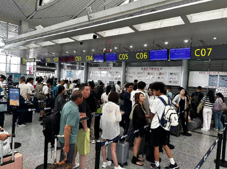 旅客在贵阳机场办理值机手续