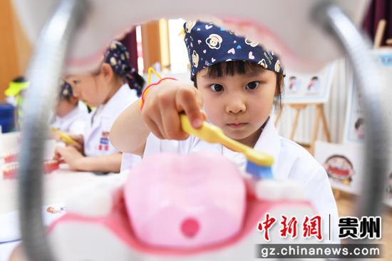 6月5日，贵阳市南明区南明实验幼儿园的小朋友正在劳动教育实践技能展演活动现场展示如何正确刷牙。