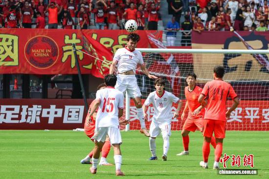 6月6日，2026CFA中国之队·遵义国际青年足球邀请赛在贵州省遵义市奥体中心体育场举行，中国U-23国家男子足球队1比0胜塔吉克斯坦U-23国家男子足球队。图为塔吉克斯坦队球员涅克鲁兹·佐基罗夫（白衣）在比赛中头球解围。中新社记者 瞿宏伦 摄