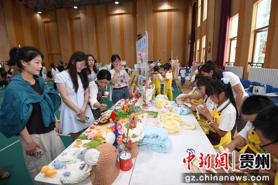 6月5日，在贵阳市南明区中小学、幼儿园劳动教育实践技能展演活动现场，教师代表正现场观摩交流。