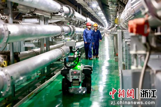 6月5日,在绍兴镜水路220千伏GIL地下综合管廊项目现场,国网绍兴供电公司两名作业人员进行巡检,确保电力系统安全运行。绍兴电网 供图 6月5日,在绍兴镜水路220千伏GIL地下综合管廊项目现场,国网绍兴供电公司两名作业人员进行巡检,确保电力系统安全运行。绍兴电网 供图