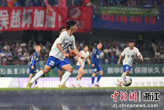 5月20日，2026浙江省城市足球联赛（吴越杯）小组赛在杭州举行，宁波队队员运球。王刚&nbsp;摄
