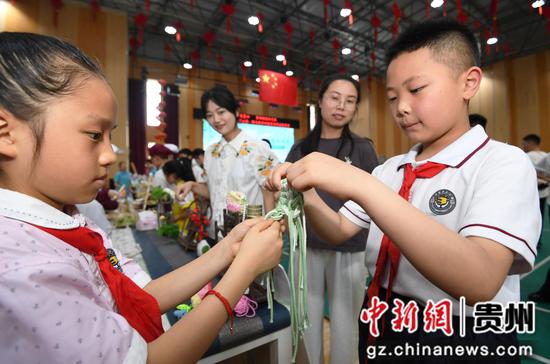 6月5日，贵阳市南明区花果园第三小学的学生正在劳动教育实践技能展演活动现场制作粽子手包。