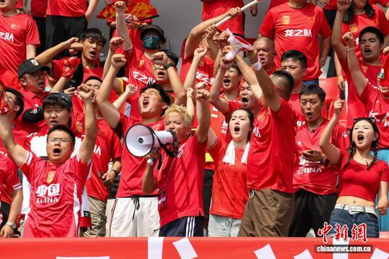 6月6日，2026CFA中国之队·遵义国际青年足球邀请赛在贵州省遵义市奥体中心体育场举行，中国U-23国家男子足球队1比0胜塔吉克斯坦U-23国家男子足球队。图为球迷为中国队加油。中新社记者 瞿宏伦 摄