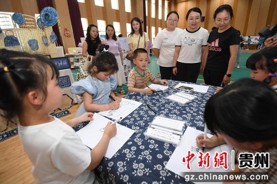 6月5日，在贵阳市南明区中小学、幼儿园劳动教育实践技能展演活动现场，教师代表正现场观摩交流。
