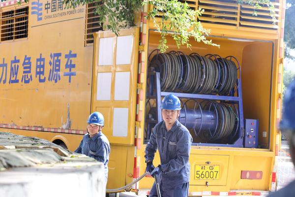 在来宾武宣县中学,供电人员在放电缆,为考点接入应急电源车。骆燕如 摄 在来宾武宣县中学,供电人员在放电缆,为考点接入应急电源车。骆燕如 摄