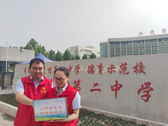保障人员在阿克苏地区高考考点做网络保障。