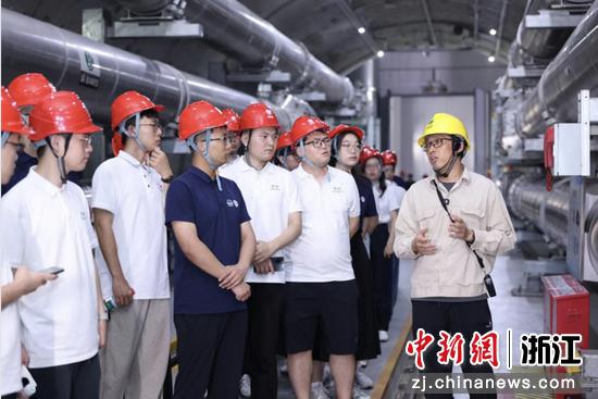 近日,同学们参观万里长江第一廊——苏通GIL综合管廊。(主办方供图) 近日,同学们参观万里长江第一廊——苏通GIL综合管廊。(主办方供图)