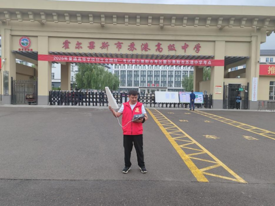 保障人员在伊犁地区高考考点做网络保障。
