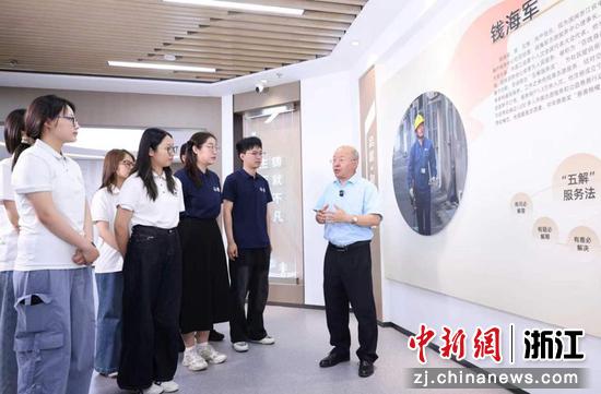 近日,时代楷模钱海军为同学们讲解“五解”服务法。(主办方供图) 近日,时代楷模钱海军为同学们讲解“五解”服务法。(主办方供图)