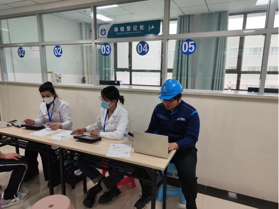 巴州分公司组织移动爱家工程师提前进驻各高考体检中心，逐项调试无纸化体检终端设备。
