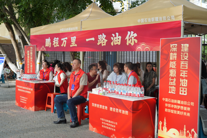 新疆油田公司在新疆农业大学附属中学乌鲁木齐考点搭建的“爱心助考服务亭” 。 唐超 摄 新疆油田公司在新疆农业大学附属中学乌鲁木齐考点搭建的“爱心助考服务亭” 。 唐超 摄