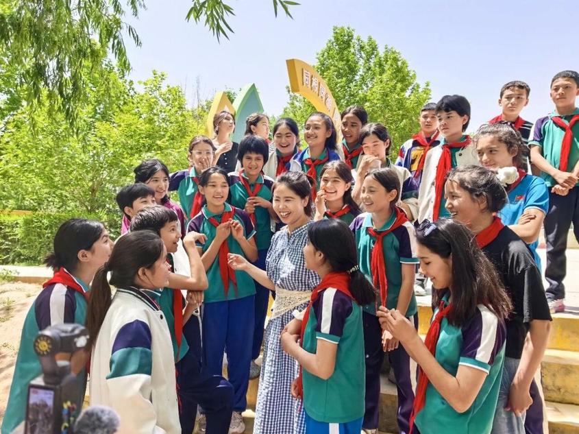 被学生惦念两年，她在“六一”奔赴相聚之约