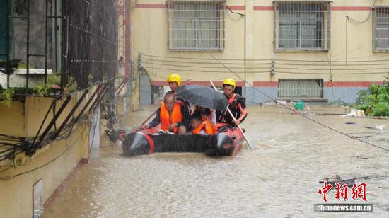 图为贵州省铜仁市松桃苗族自治县7日遭受特大暴雨，救援人员在转移民众。（松桃自治县融媒体中心 供图）