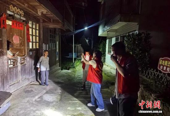 图为贵州省榕江县基层工作人员深入村寨引导村民配合转移避险。（榕江县融媒体中心 供图）