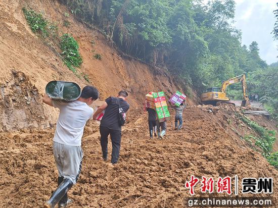 为斗篷山山一组运送物资。